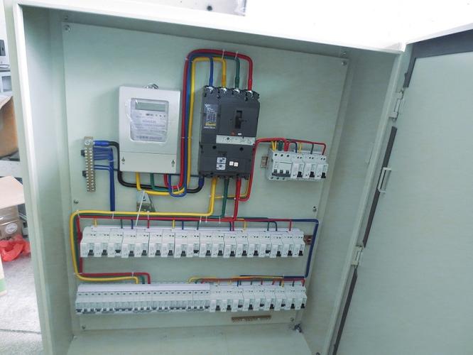p>低压配电盘是指供低压系列照明,动力开关箱柜设备,用以降低 a